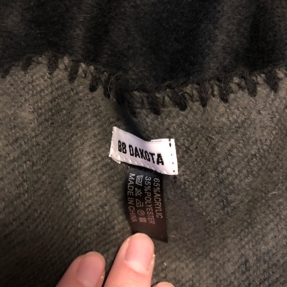 Barely used poncho / wearable blanket - Picture 3 of 3